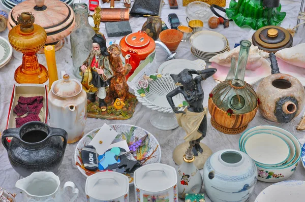 Oude voorwerpen op marolles district rommelmarkt in Brussel — Stockfoto