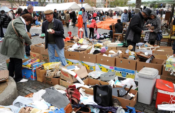 Régi tárgyak Marolles kerület bolha piacon Brüsszelben — Stock Fotó