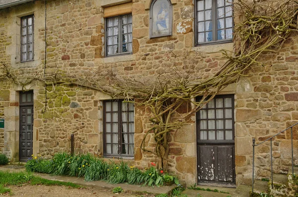 Pittoresco villaggio di Saint Ceneri le Gerei in Normandia — Foto Stock