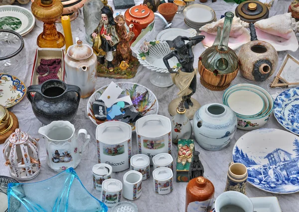 Objetos antiguos en el mercadillo del distrito de Marolles en Bruselas — Foto de Stock