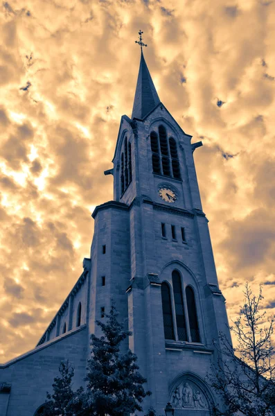 Francia, HDR foto de la iglesia de San Pedro San Pablo en Les Mu —  Fotos de Stock