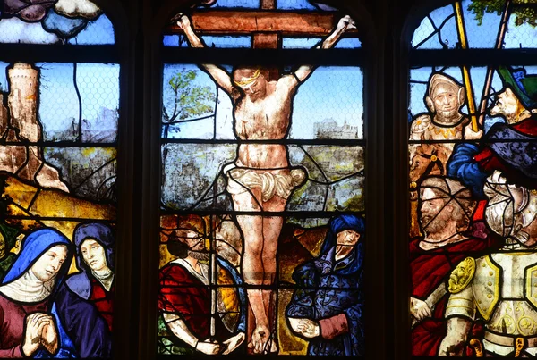 Frankrijk, Glasraam in de kerk saint martin van triel — Stockfoto