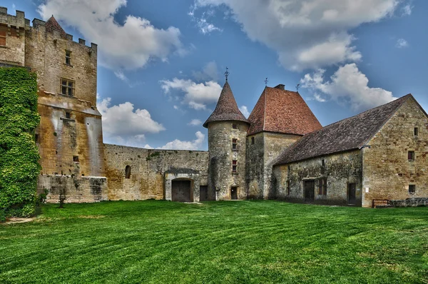 Перигор, мальовничий замок Бірон в Дордонь — стокове фото