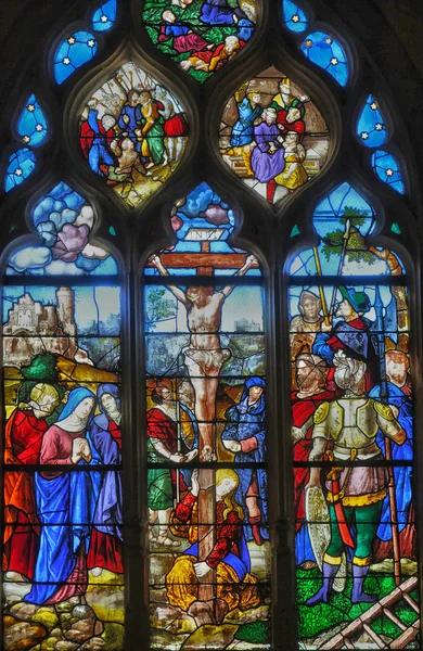 Frankrijk, Glasraam in de kerk saint martin van triel — Stockfoto