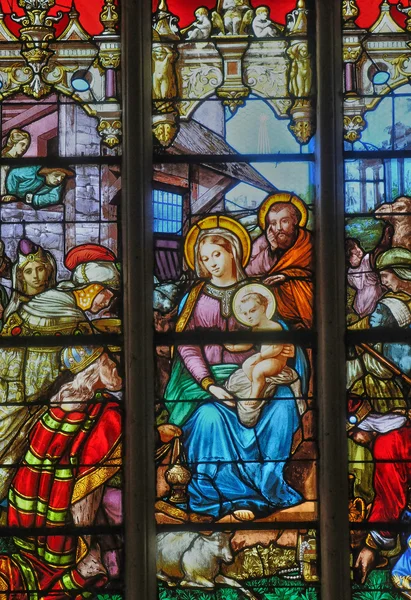 Frankrijk, Glasraam in de kerk saint martin van triel — Stockfoto