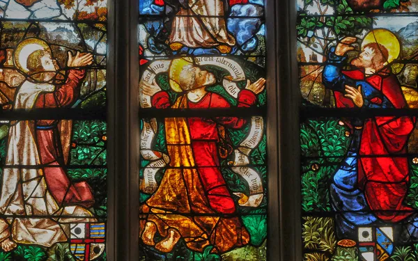 Francia, vidriera en la iglesia de San Martín de Triel — Foto de Stock