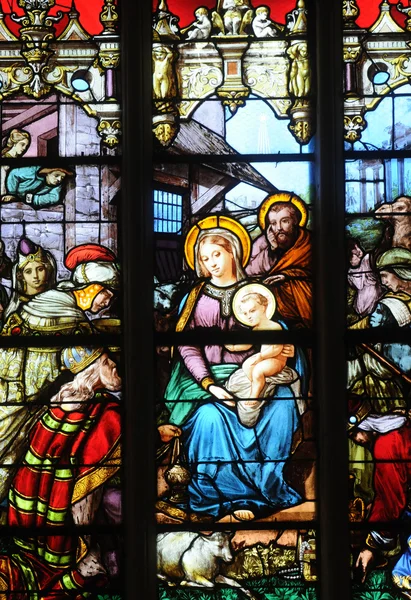Ranska, lasimaalaus Trielin Pyhän Martinin kirkossa — kuvapankkivalokuva
