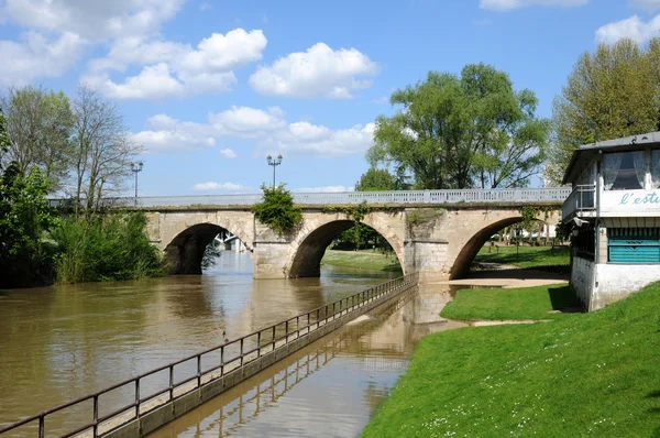 Fransa, les yvelines poissy eski bir köprü — Stok fotoğraf