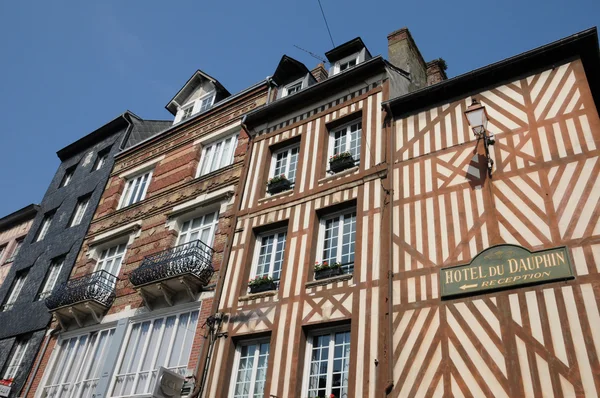 Gamla hus i kommunen i honfleur i normandie — Stockfoto