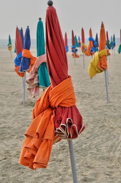 Berühmte Sonnenschirme am Strand von Deauville — Stockfoto