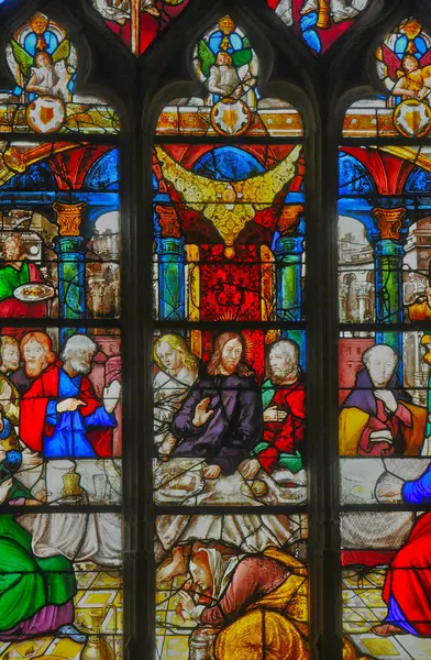 Frankrijk, Glasraam in de kerk saint martin van triel — Stockfoto