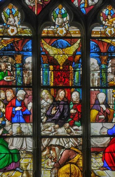 Frankrijk, Glasraam in de kerk saint martin van triel — Stockfoto