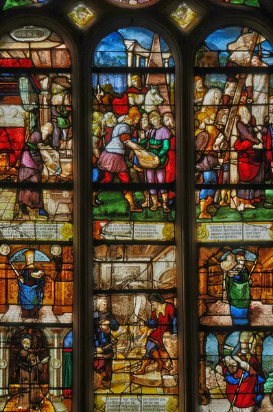 法国，在王安石的圣马丁教堂的彩色玻璃窗口 — 图库照片