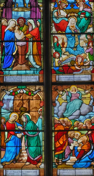 Ranska, lasimaalaus Trielin Pyhän Martinin kirkossa — kuvapankkivalokuva