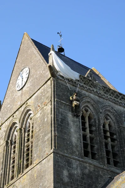 Iglesia de Sainte mere Eglise en Normandía — Foto de Stock