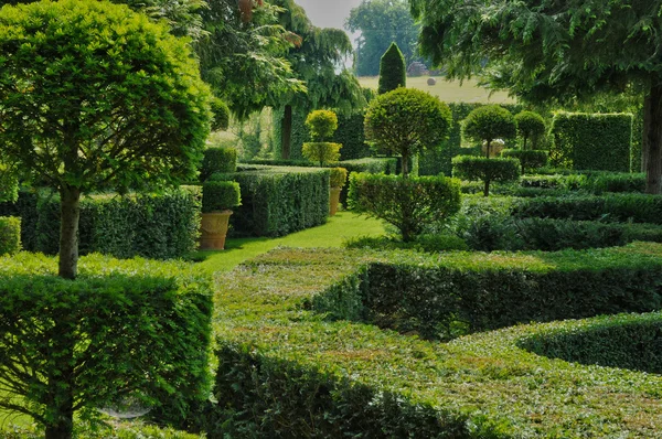 法国，多尔顿城风景如画的Jardins du Manoir d Eyrignac — 图库照片