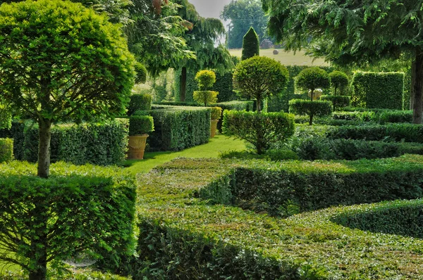 Франция, живописный сад Мануара д "Эриньяка в Дордоне — стоковое фото