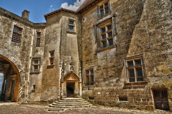 Перигор, мальовничий замок Бірон в Дордонь — стокове фото