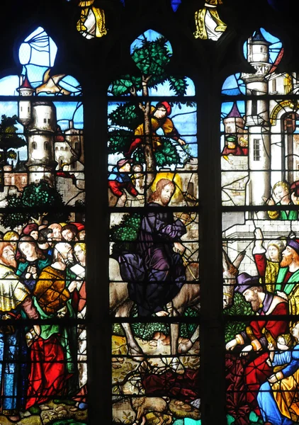 Frankrijk, Glasraam in de kerk saint martin van triel — Stockfoto