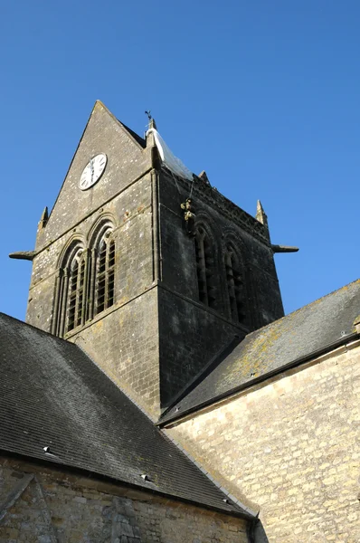 Kyrkan sainte mere eglise i normandie — Stockfoto