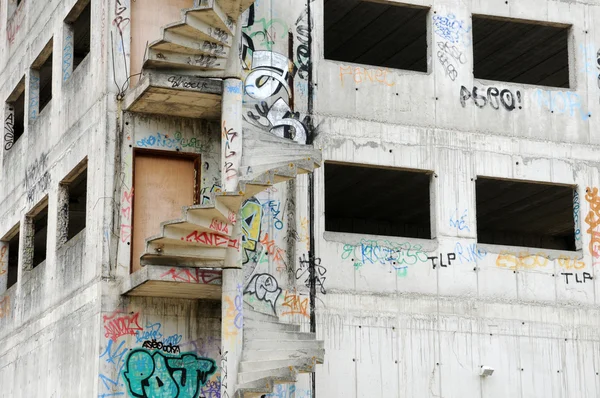 França, graffiti em uma parede de um edifício em Les Mureaux — Fotografia de Stock