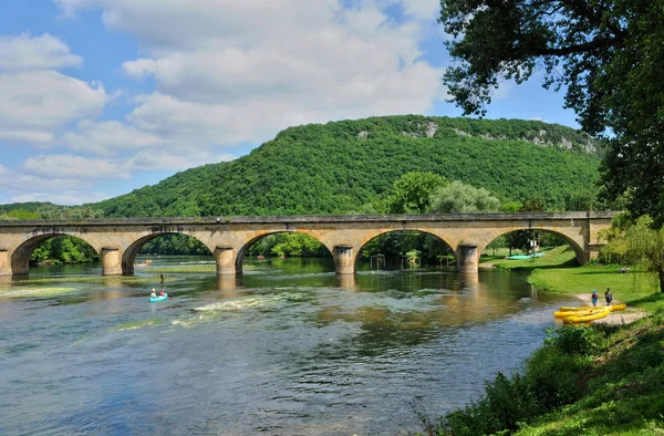 Francia, pintoresco puente de Castelnaud en Dordoña —  Fotos de Stock