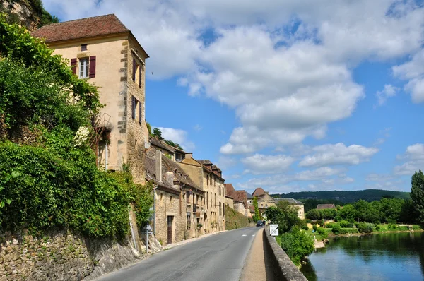法国，风景如画的村庄里的 beynac 在多尔多涅河 — 图库照片