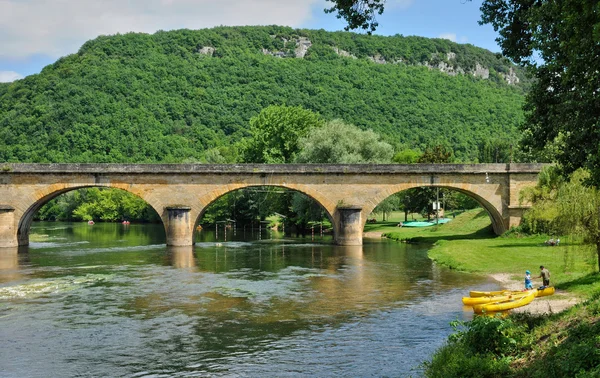 法国多尔多涅省的 castelnaud 的如诗如画桥 — Stockfoto