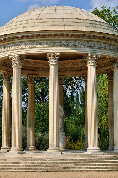 Francia, el templo del amor en el parque del Palacio de Versalles — Foto de Stock