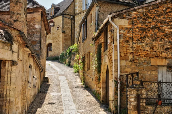 法国，风景如画的村庄里的 beynac 在多尔多涅河 — 图库照片