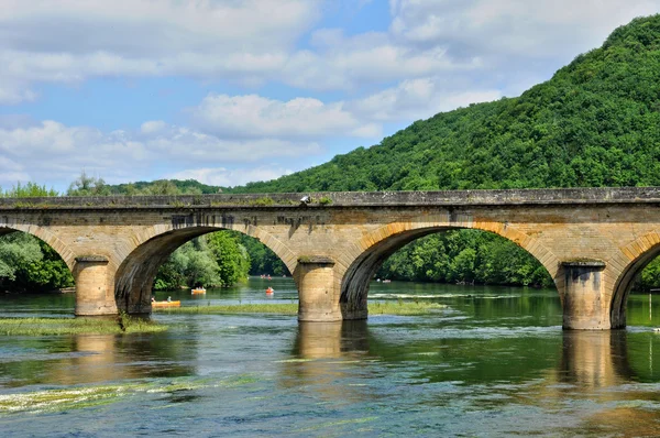 法国多尔多涅省的 castelnaud 的如诗如画桥 — 图库照片