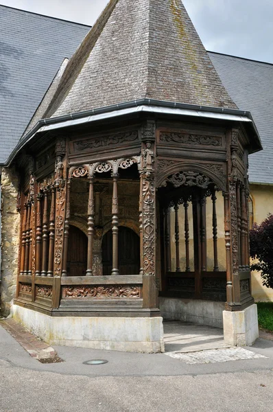 Франция, церковь Ри в приморском городе — стоковое фото