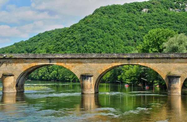 法国多尔多涅省的 castelnaud 的如诗如画桥 — 图库照片