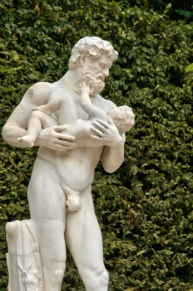 Francia, estatua en el parque del Palacio de Versalles — Foto de Stock