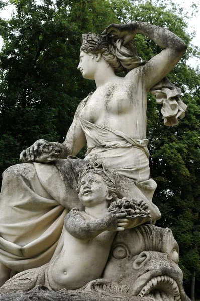 Frankrike, statue i den klassiske parken Marly le Roi – stockfoto