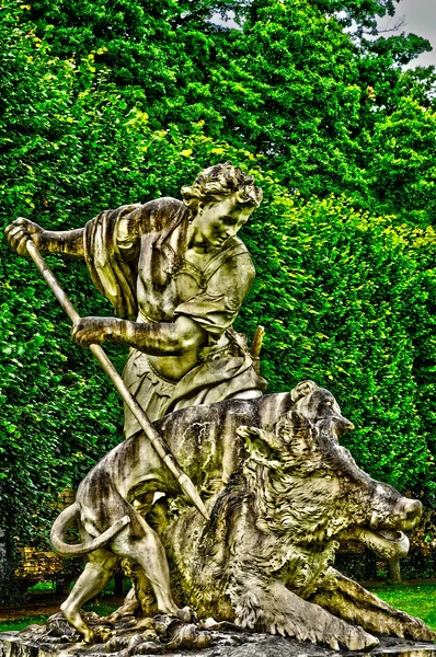 Standbeeld in het klassieke park van marly le roi, Frankrijk — Stockfoto
