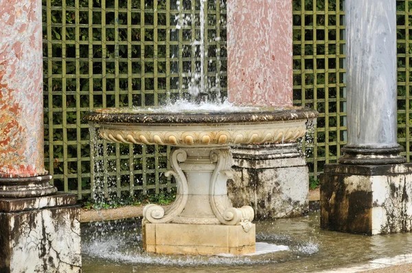 Francja, kolumnada grove w Pałacu Wersalskiego — Zdjęcie stockowe