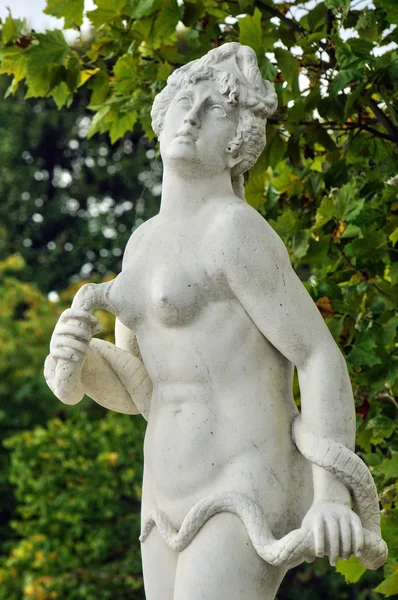 Франція, статуя в парку палацу Версаль — стокове фото