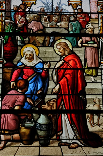Lasimaalauksia Houlgaten kirkossa Normandiassa — kuvapankkivalokuva