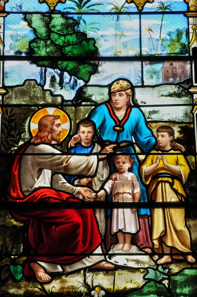 在教会的乌尔加特在诺曼底的彩色玻璃窗口 — 图库照片