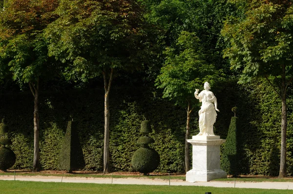 フランス ヴェルサイユ宮殿の公園での像 — ストック写真