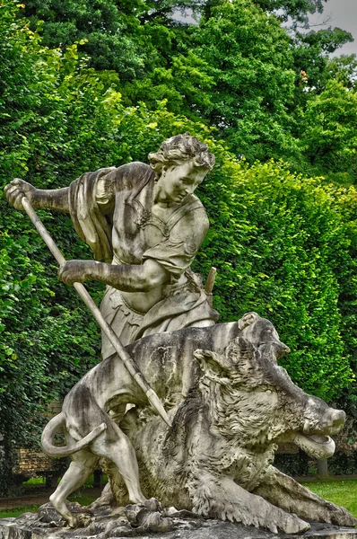 Standbeeld in het klassieke park van marly le roi, Frankrijk — Stockfoto