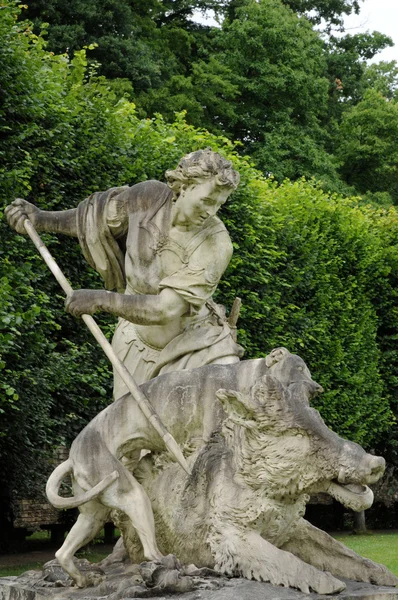 フランス、マルリー le roi の古典的な公園の彫像 — ストック写真