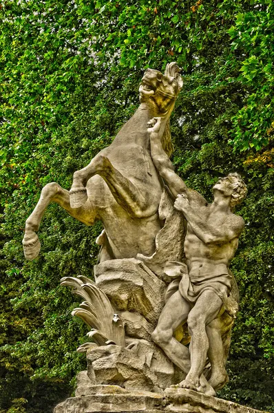 Standbeeld in het klassieke park van marly le roi, Frankrijk — Stockfoto