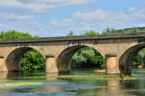 Fransa, dordogne içinde castelnaud pitoresk Köprüsü — Stok fotoğraf