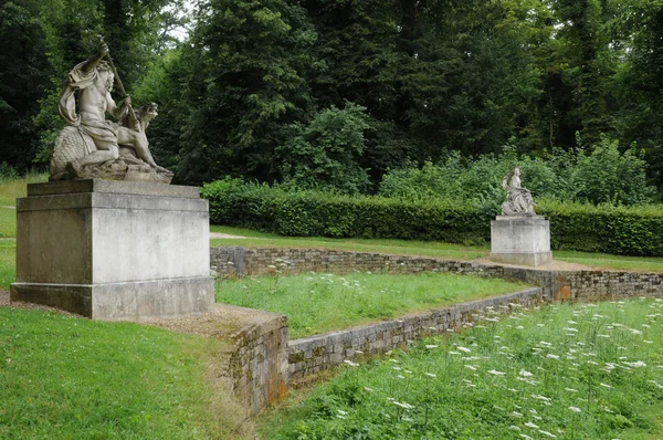 Standbeeld in het klassieke park van marly le roi, Frankrijk — Stockfoto