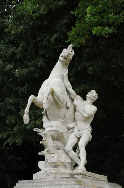 França, estátua no parque clássico de Marly le Roi — Fotografia de Stock