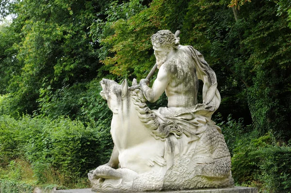 France, statue dans le parc classique de Marly le Roi — Photo