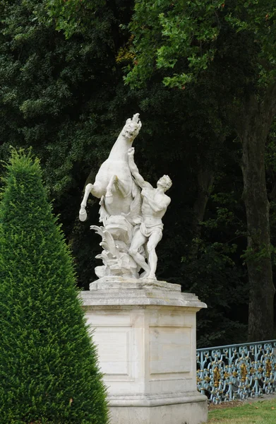 Francia, estatua en el parque clásico de Marly le Roi —  Fotos de Stock