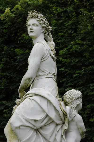 Francia, estatua en el parque clásico de Marly le Roi —  Fotos de Stock